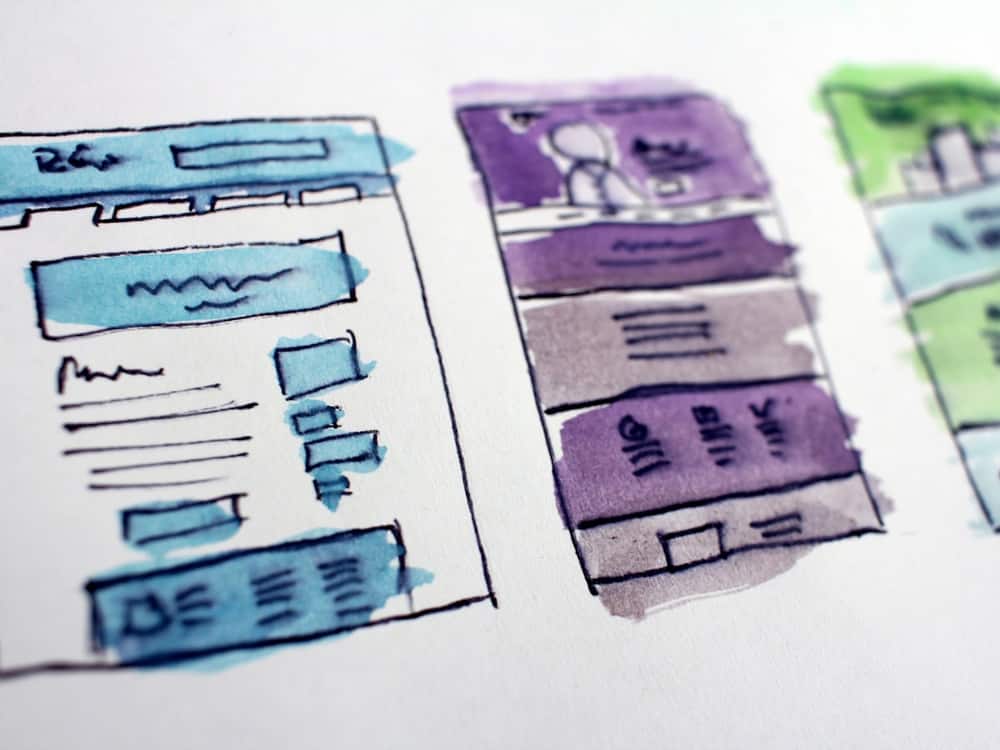 Bocetos de la estructura de una página web dibujados a mano sobre papel